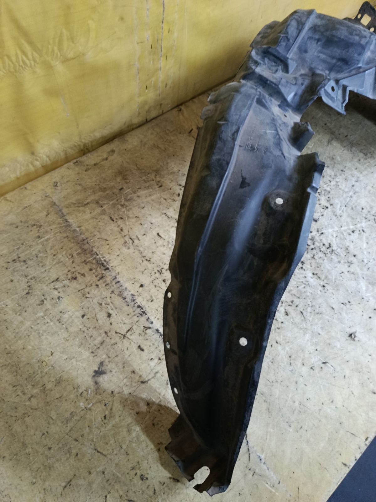 Подкрылок 63843-3VA0A на Nissan Note E12 HR12DDR Фото 3