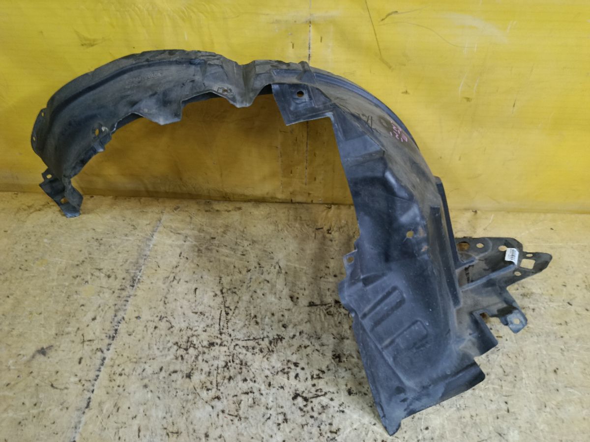 Подкрылок 63843-3VA0A на Nissan Note E12 HR12DDR Фото 1