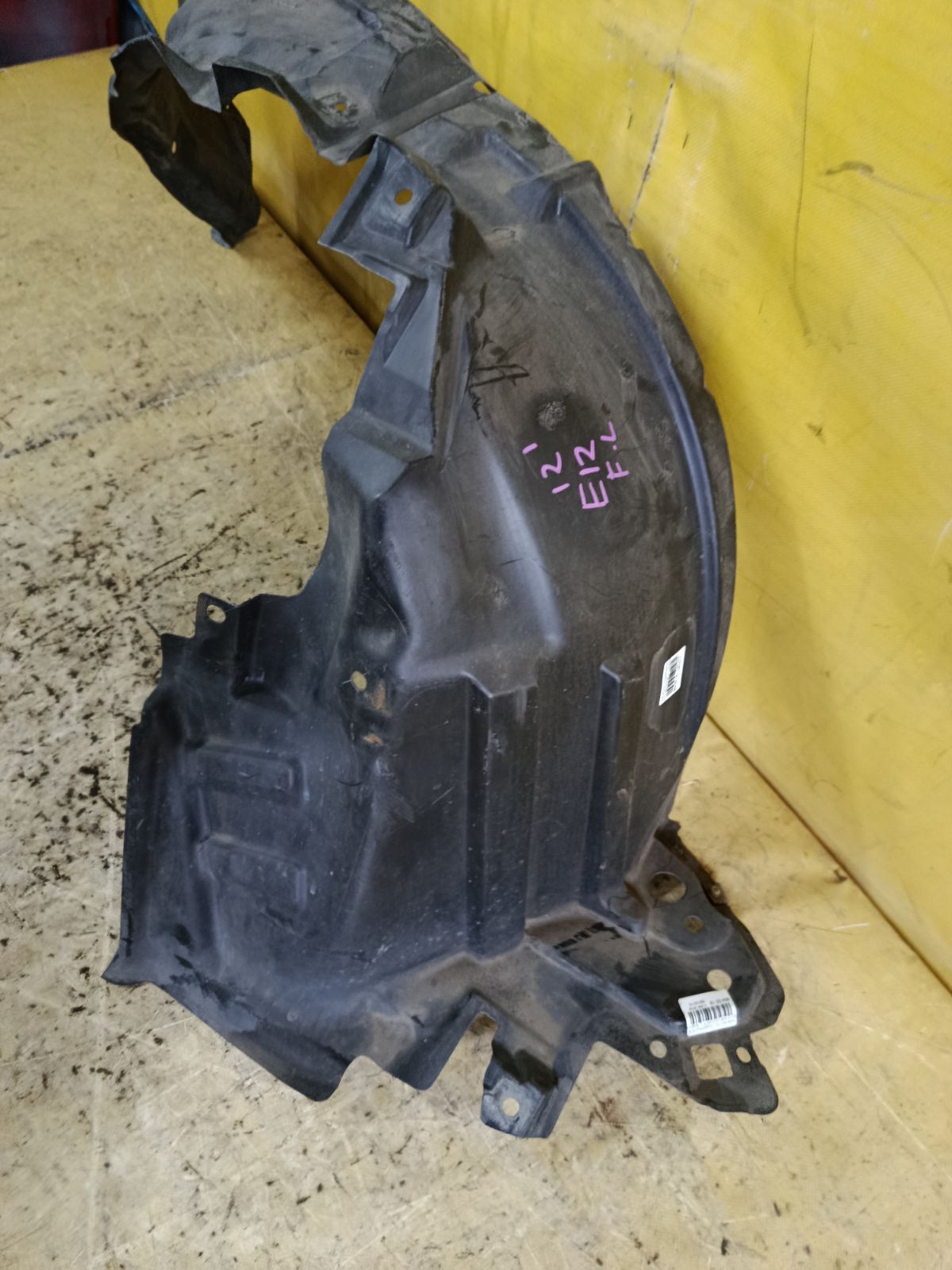 Подкрылок 63843-3VA0A на Nissan Note E12 HR12DDR Фото 2