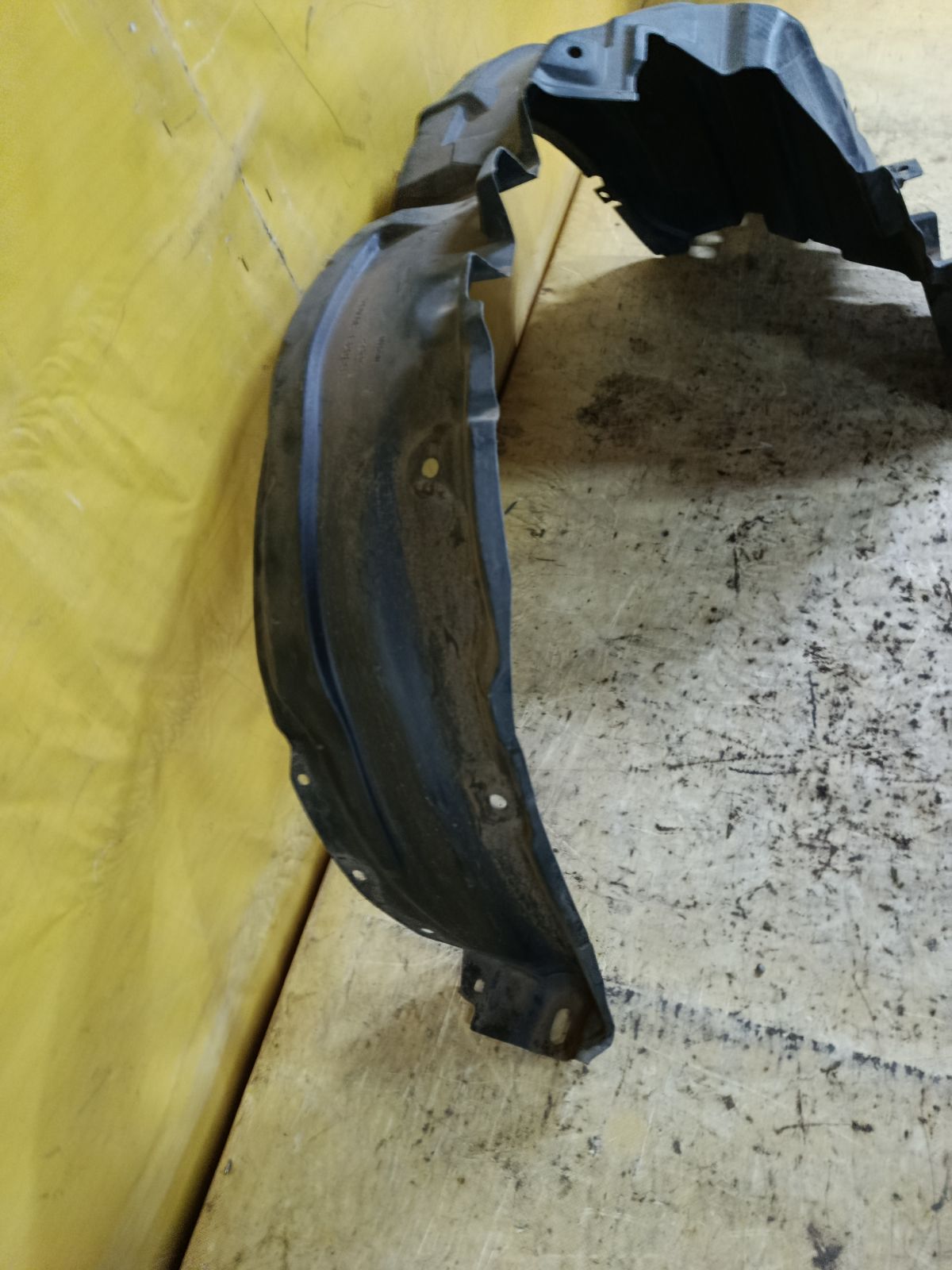 Подкрылок 63843-3VA0A на Nissan Note E12 HR12DDR Фото 3