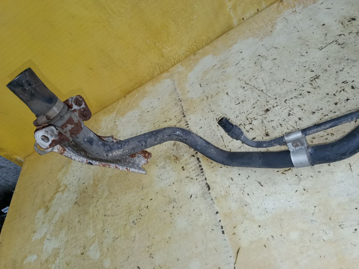 Заливная горловина топливного бака на Toyota Alphard MNH15W 1MZ-FE Фото 2