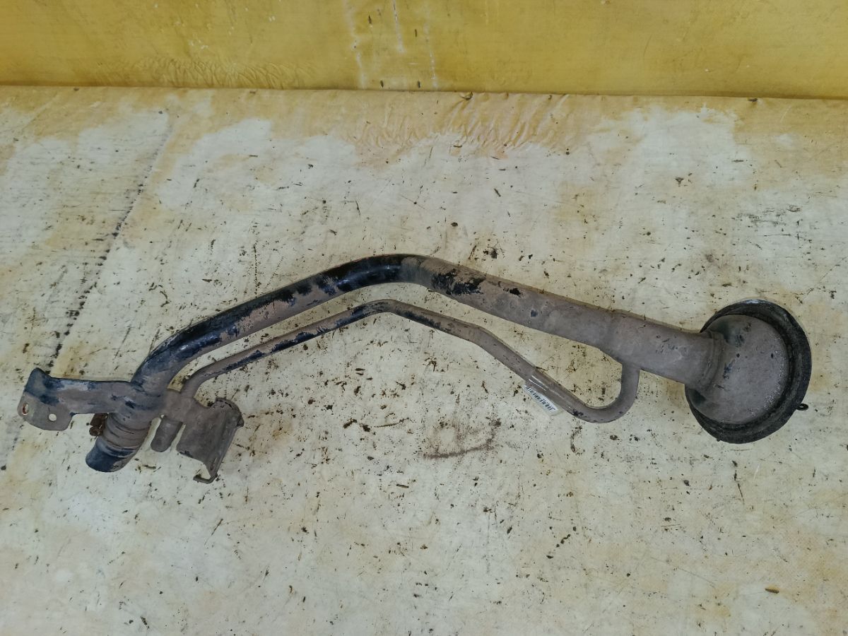 Заливная горловина топливного бака на Nissan Sunny FB15 QG15DE Фото 1