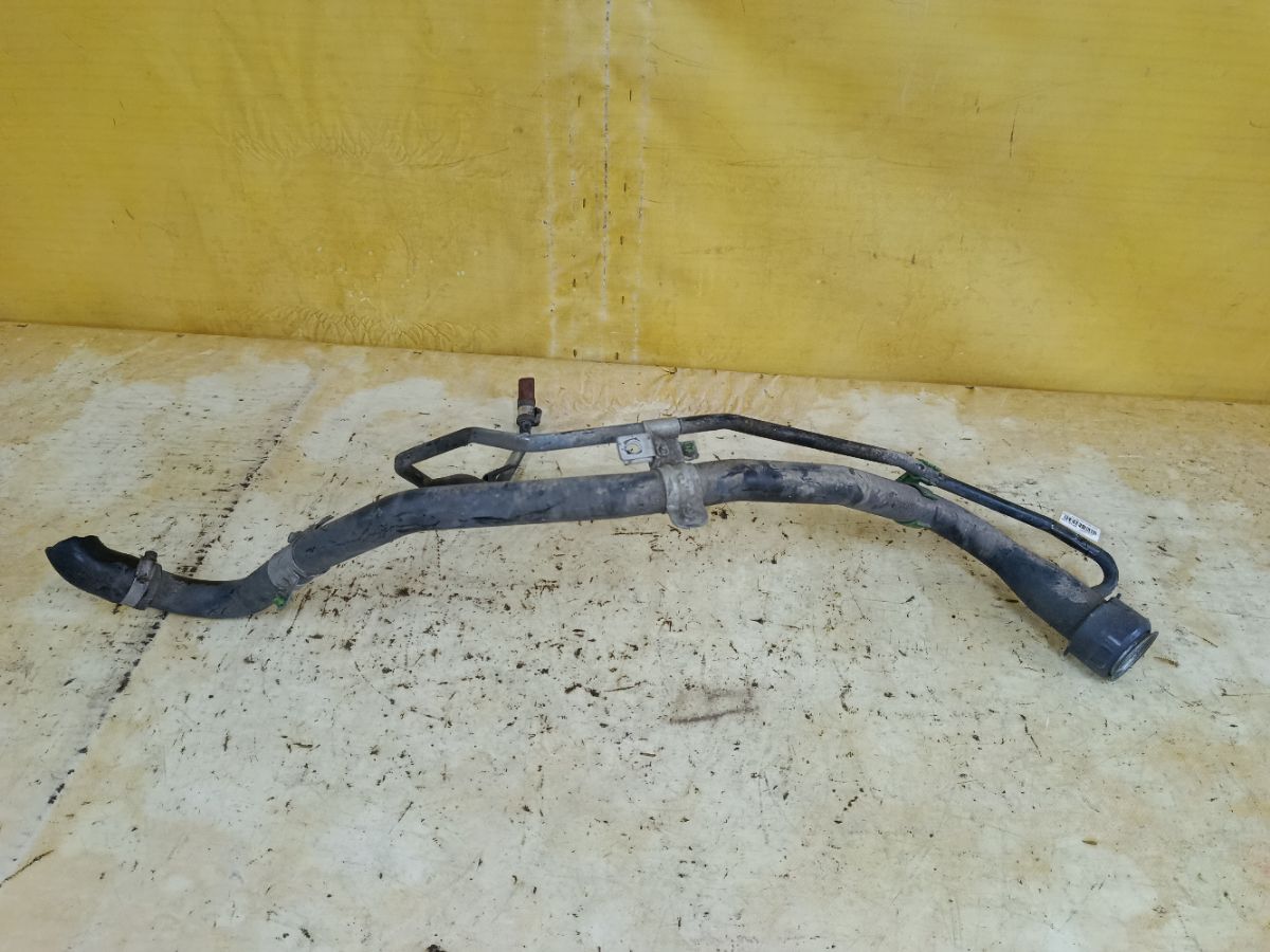 Заливная горловина топливного бака на Toyota Allex ZZE122 Фото 1