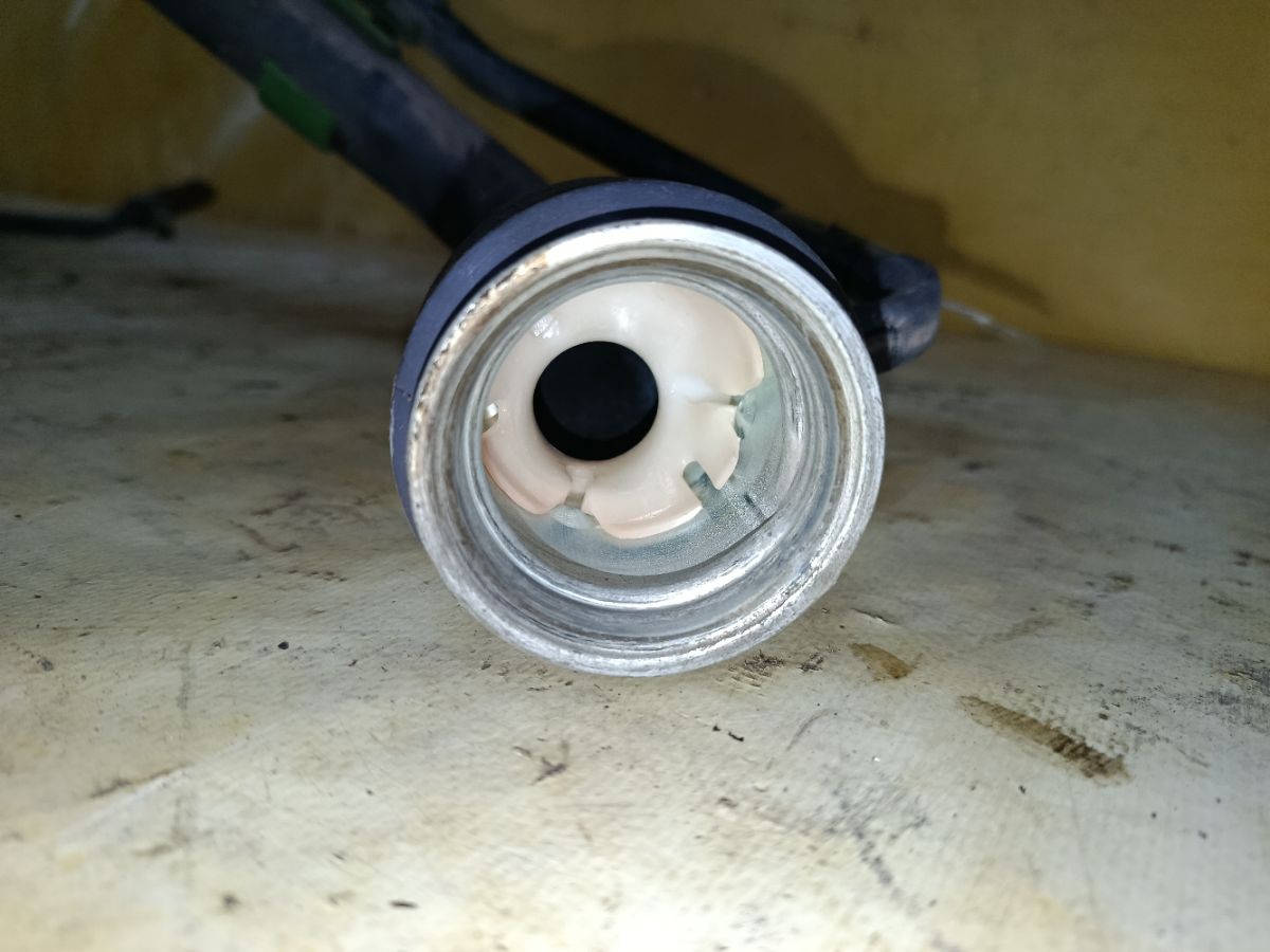 Заливная горловина топливного бака на Toyota Allex ZZE122 Фото 2