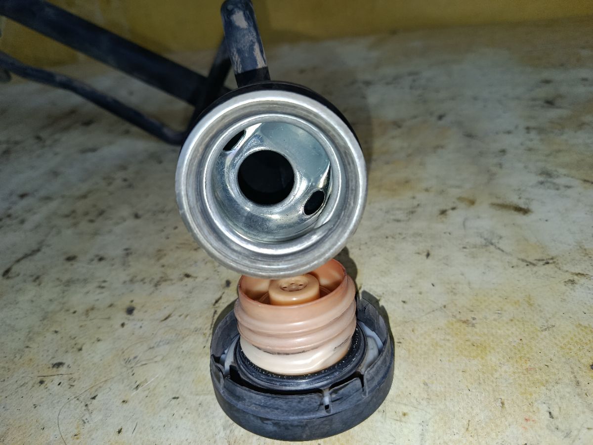 Заливная горловина топливного бака 77201-44191 на Toyota Isis ZNM10W 1ZZ-FE Фото 4