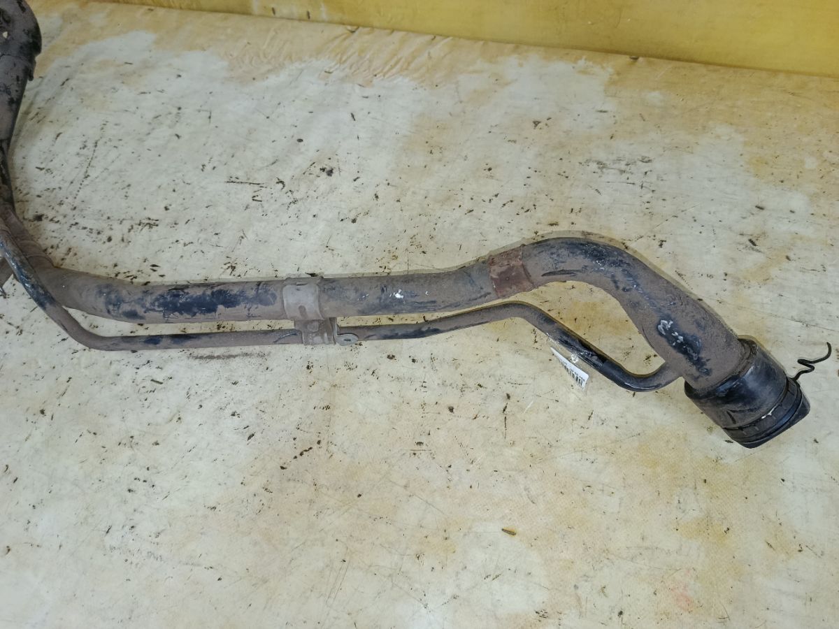 Заливная горловина топливного бака на Toyota Voxy ZRR70G 3ZR-FAE Фото 2