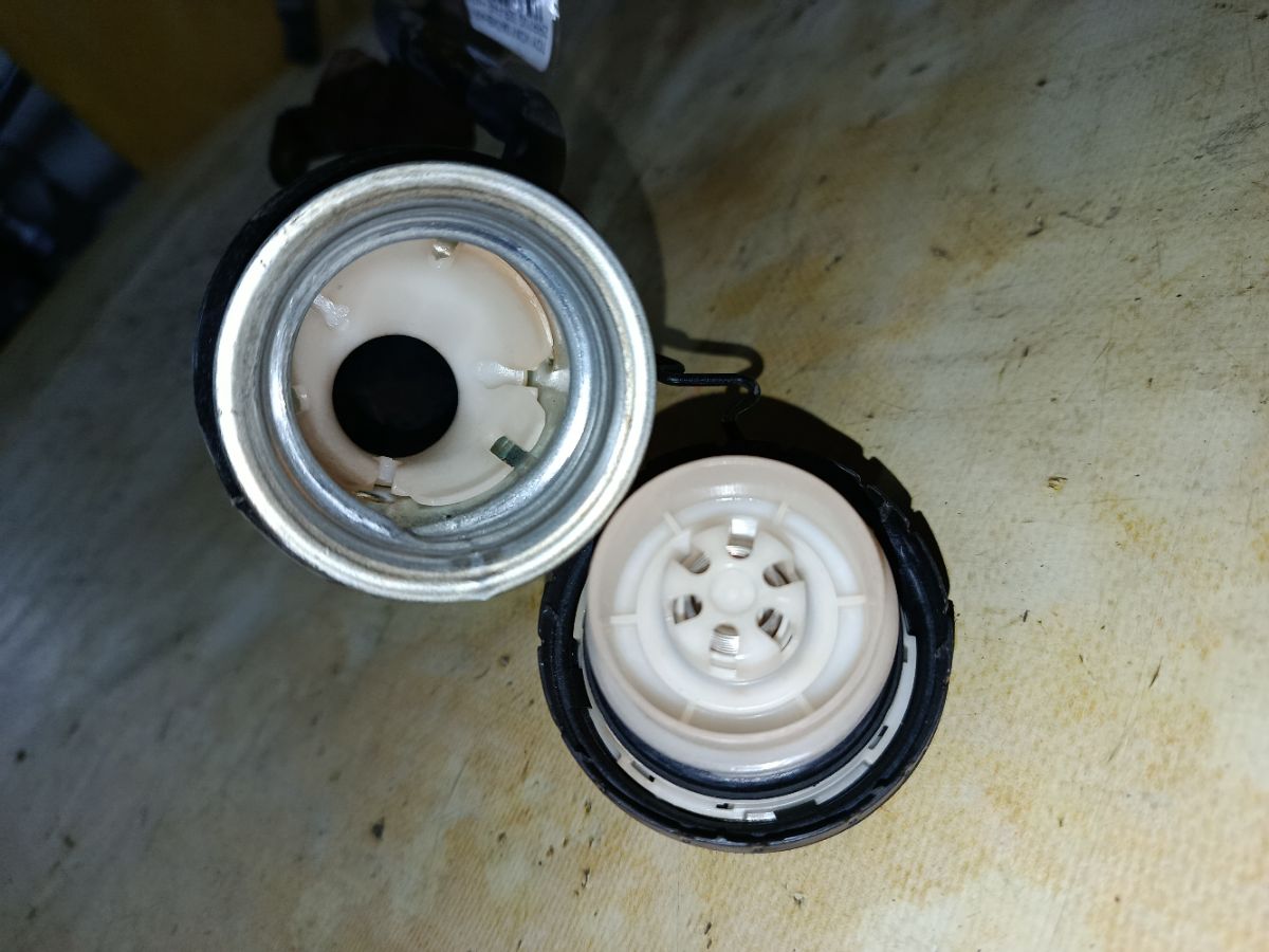 Заливная горловина топливного бака на Toyota Voxy ZRR70G 3ZR-FAE Фото 4