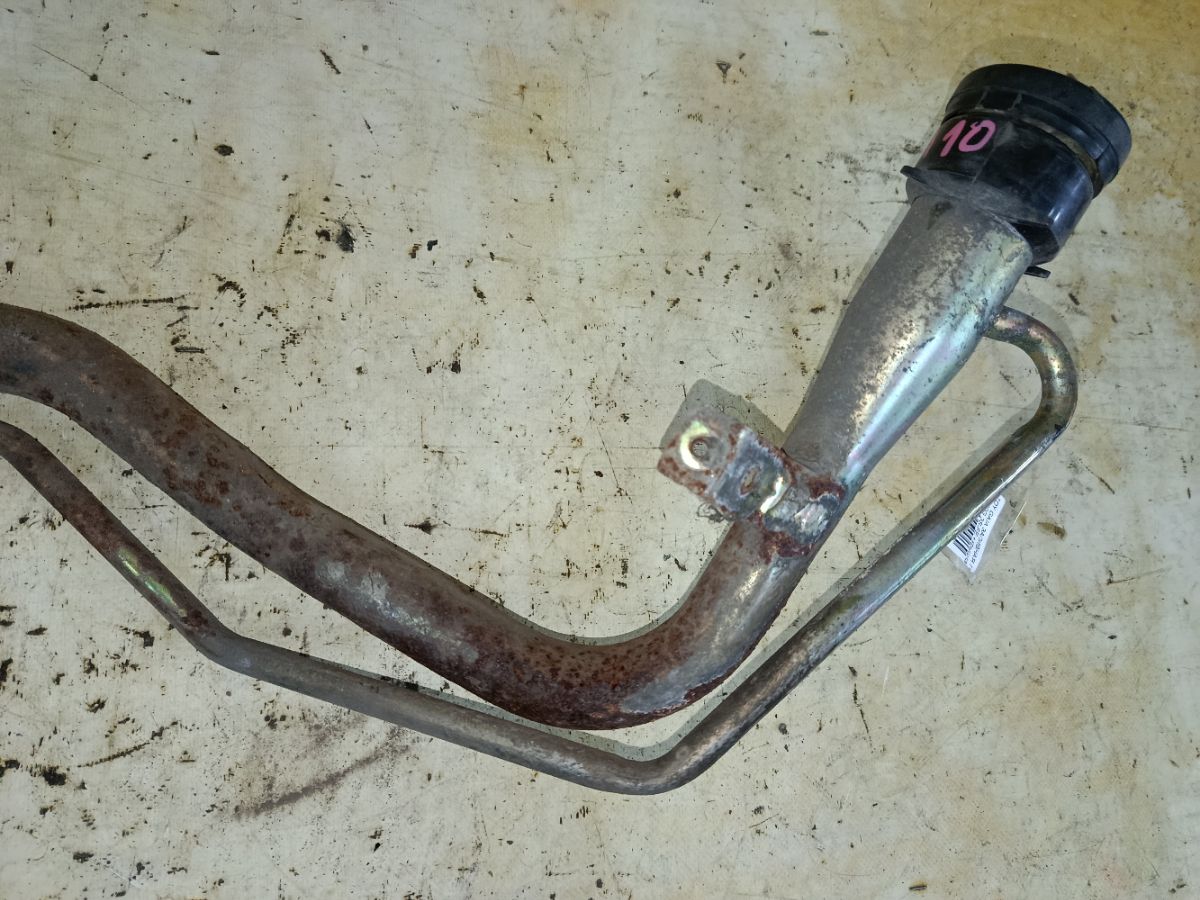 Заливная горловина топливного бака 77201-44020 на Toyota Gaia SXM10G 3S-FE Фото 2