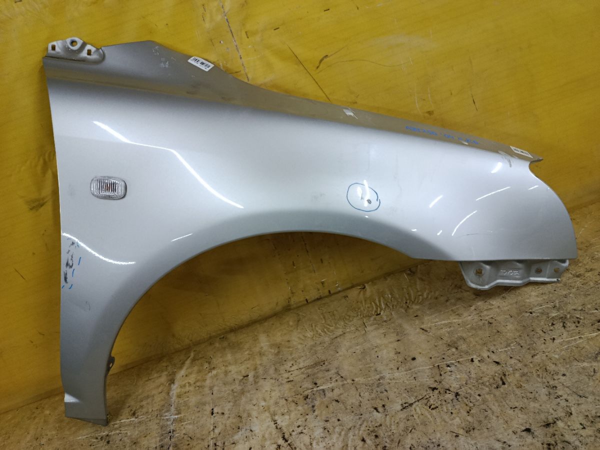 Крыло переднее на Toyota Avensis AZT250 Фото 1
