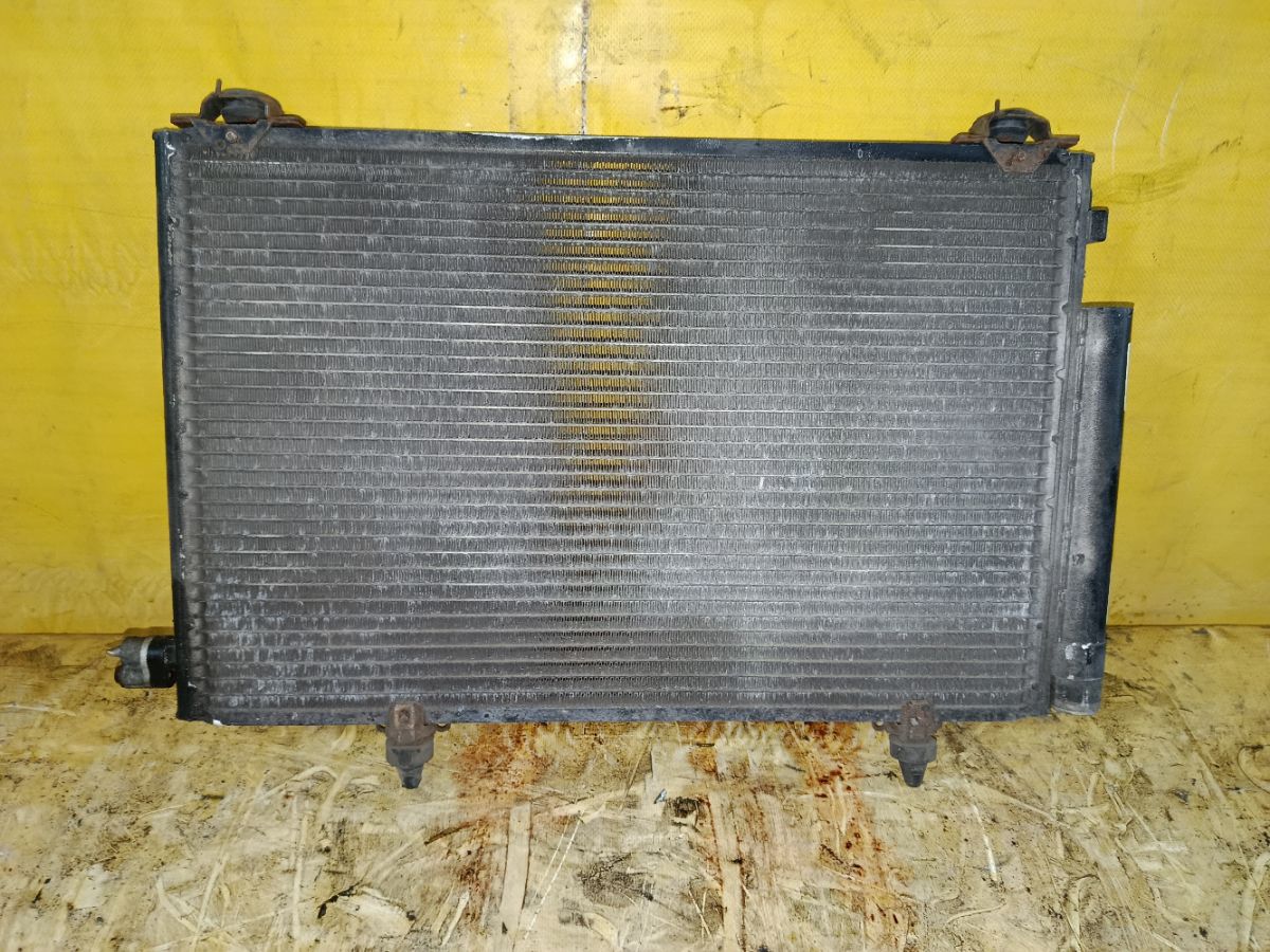 Радиатор кондиционера на Toyota Platz SCP11 1SZ-FE Фото 1