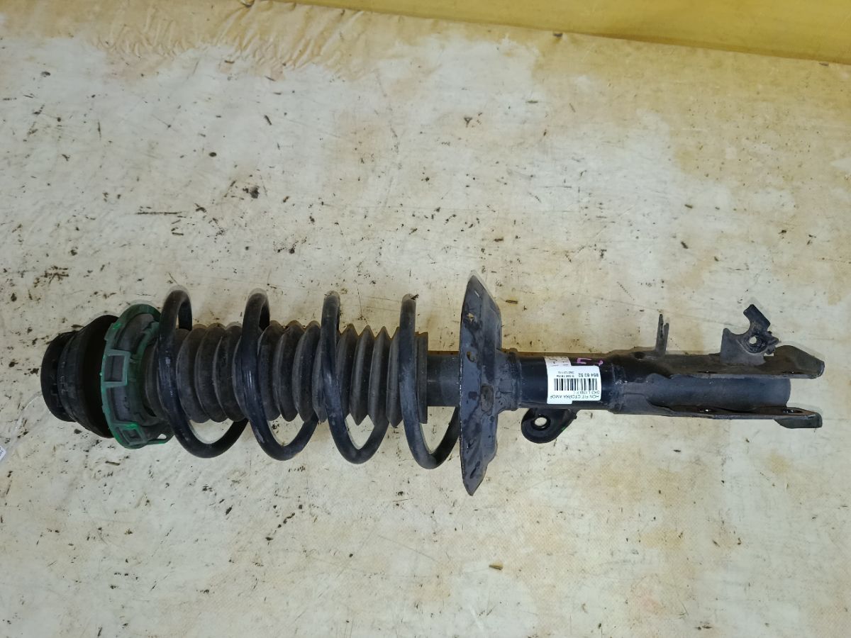 Стойка амортизатора на Honda Fit GK3 L13B Фото 1