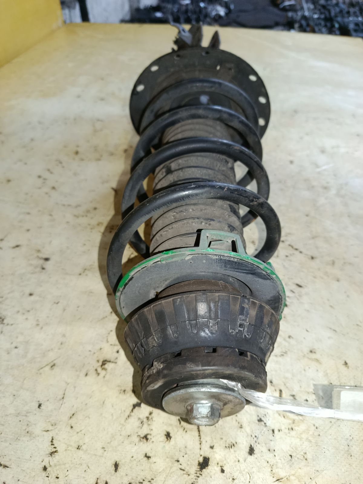 Стойка амортизатора на Honda Fit GK3 L13B Фото 2