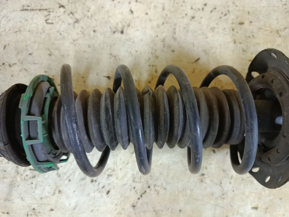 Стойка амортизатора на Honda Fit GK3 L13B Фото 3