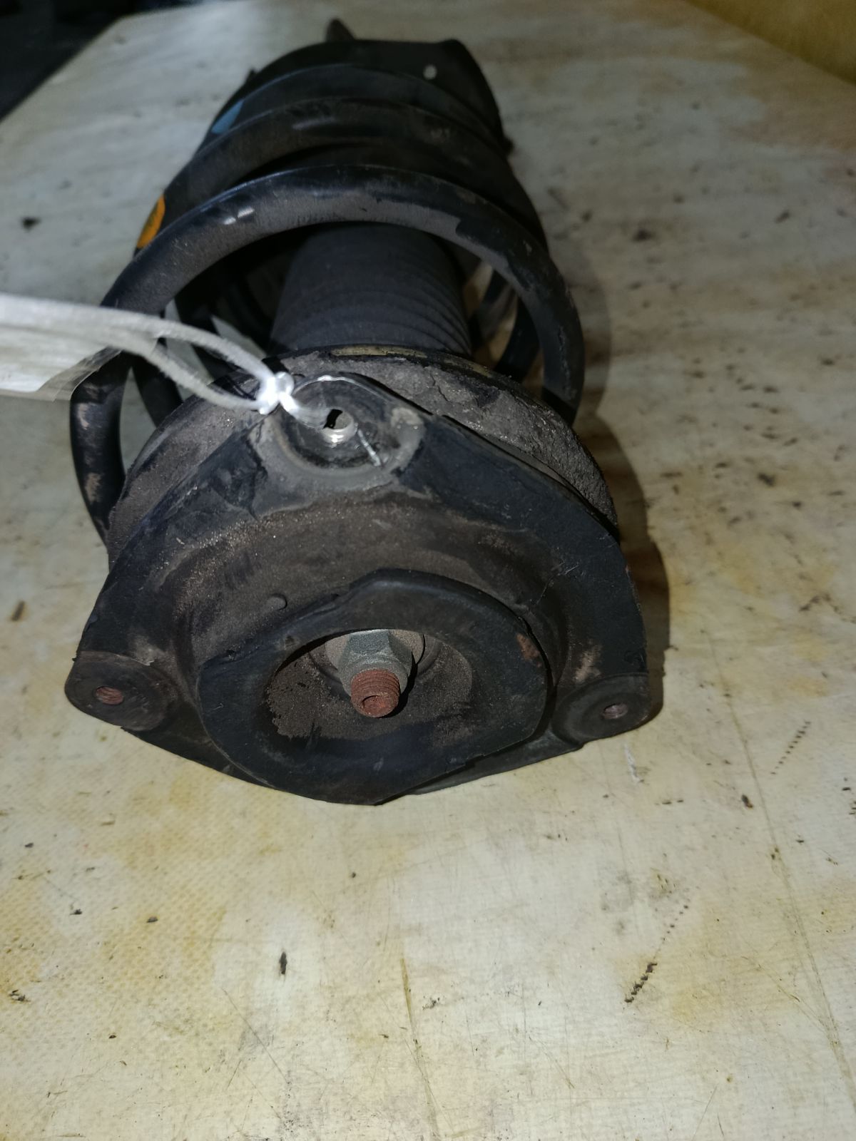 Стойка амортизатора на Nissan Serena FC26 MR20DD Фото 2