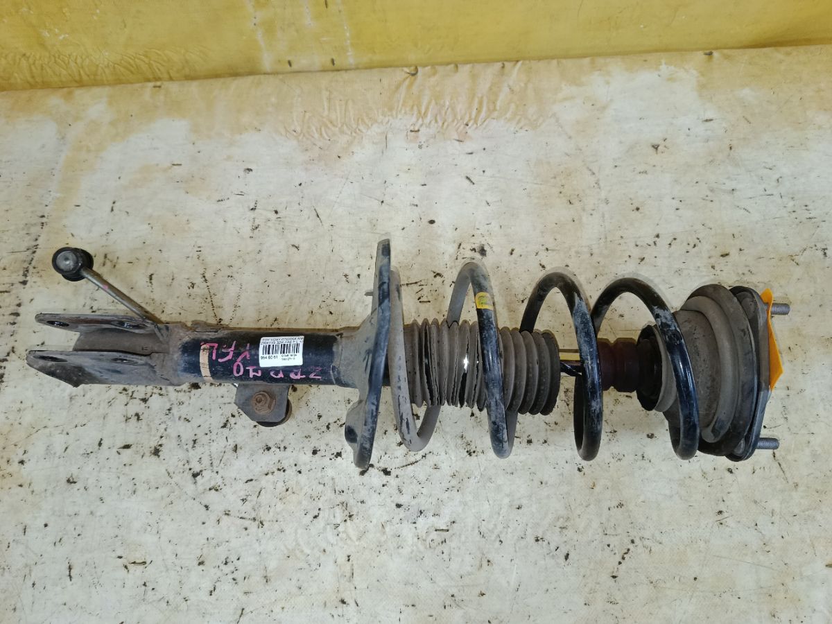 Стойка амортизатора на Toyota Voxy ZRR70G 3ZR-FAE Фото 1