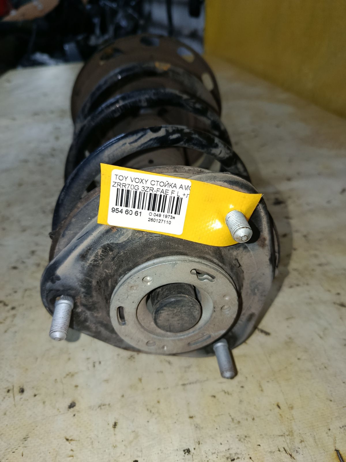 Стойка амортизатора на Toyota Voxy ZRR70G 3ZR-FAE Фото 2