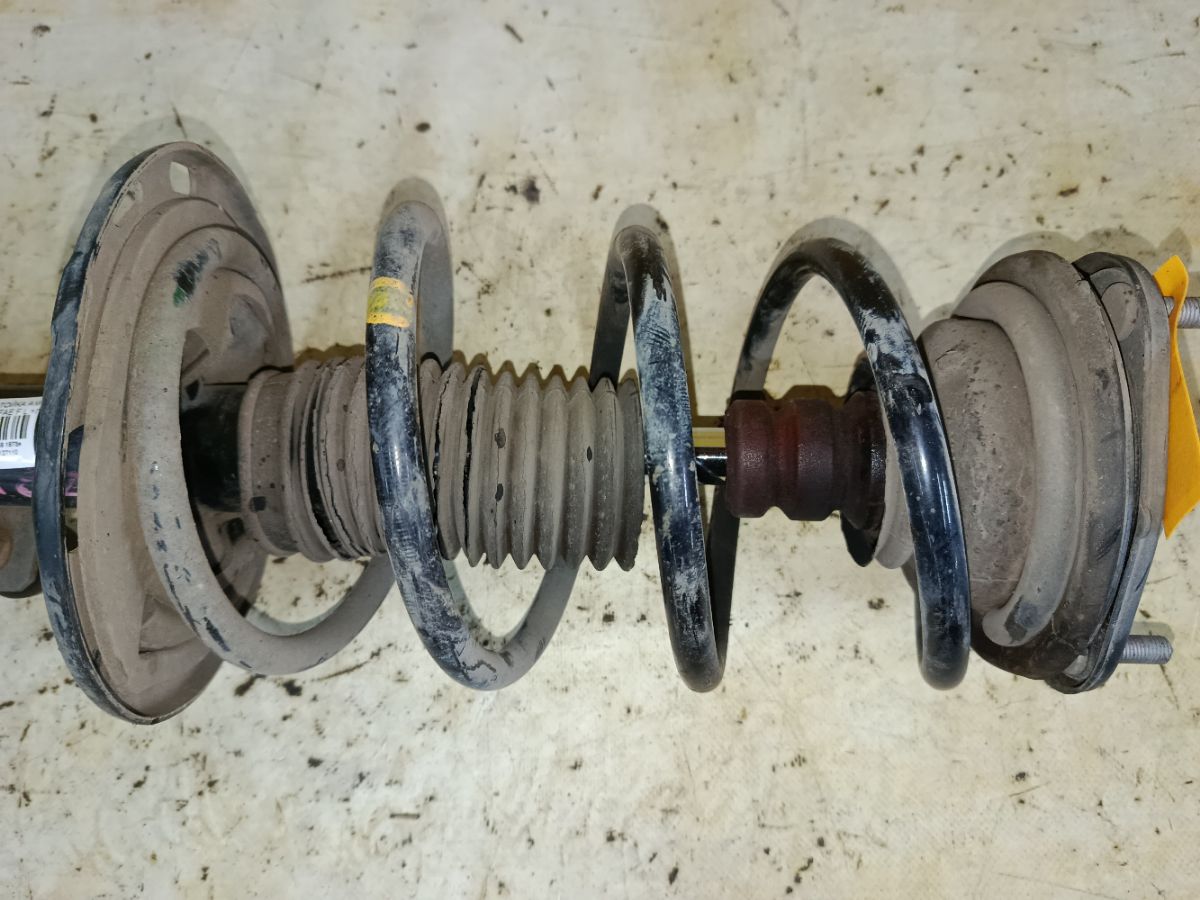 Стойка амортизатора на Toyota Voxy ZRR70G 3ZR-FAE Фото 3