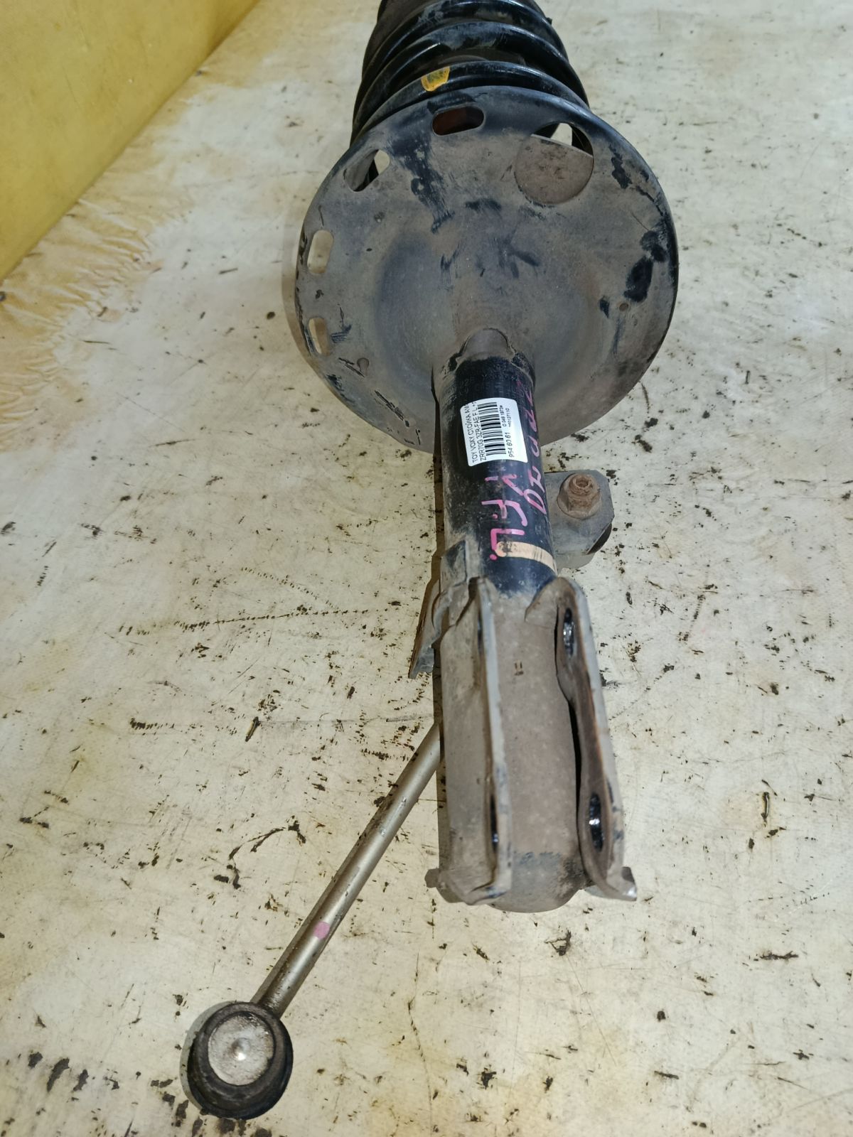 Стойка амортизатора на Toyota Voxy ZRR70G 3ZR-FAE Фото 4