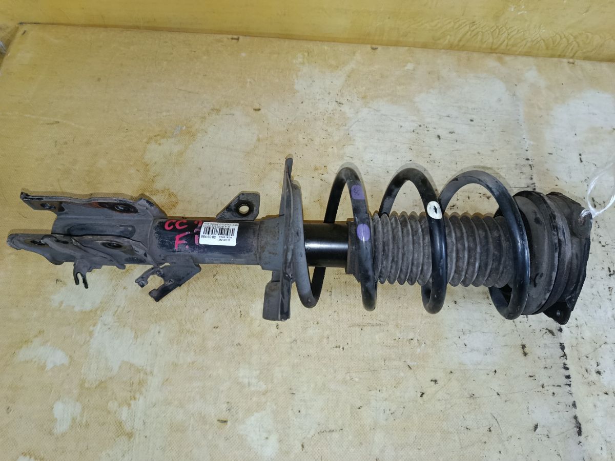 Стойка амортизатора на Nissan Serena CC25 MR20DE Фото 1
