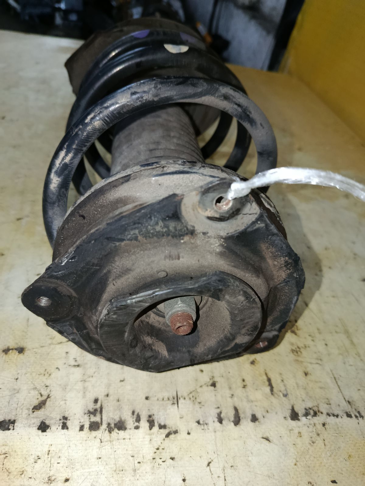 Стойка амортизатора на Nissan Serena CC25 MR20DE Фото 2