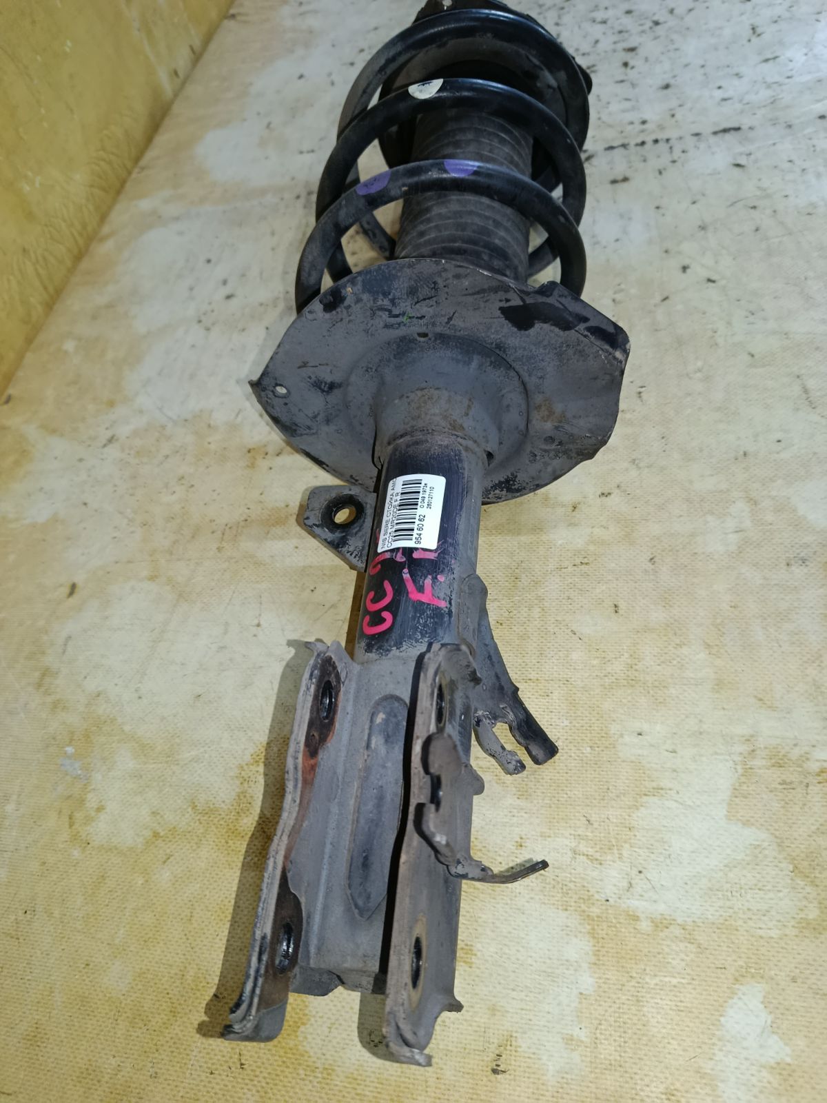 Стойка амортизатора на Nissan Serena CC25 MR20DE Фото 4