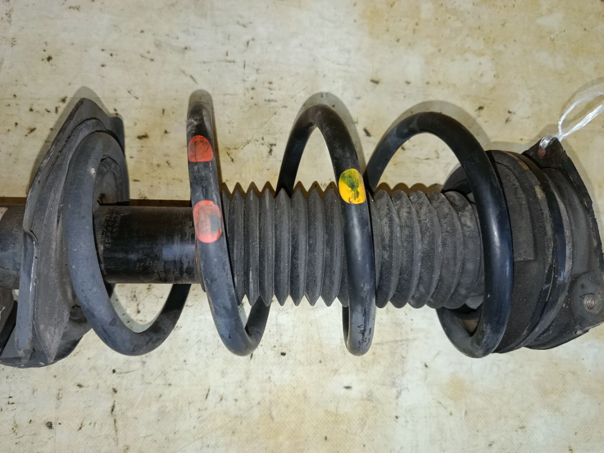 Стойка амортизатора на Nissan Serena FC26 MR20DD Фото 3