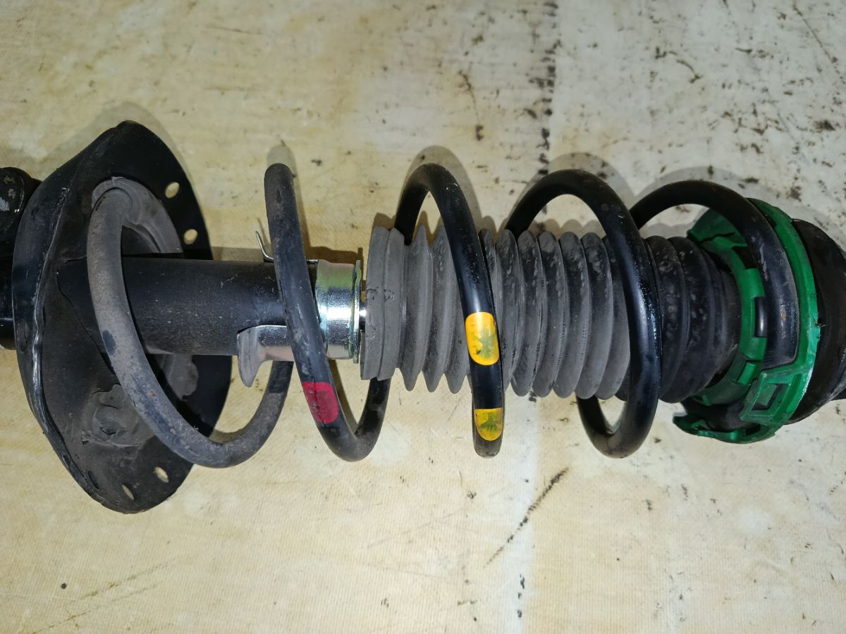 Стойка амортизатора на Honda Fit GK3 L13B Фото 3