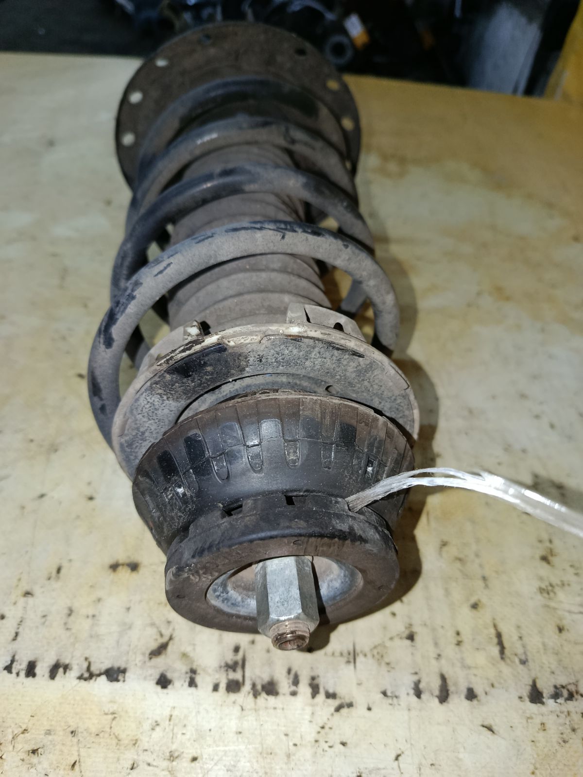 Стойка амортизатора на Honda Fit Hybrid GP1 LDA Фото 2