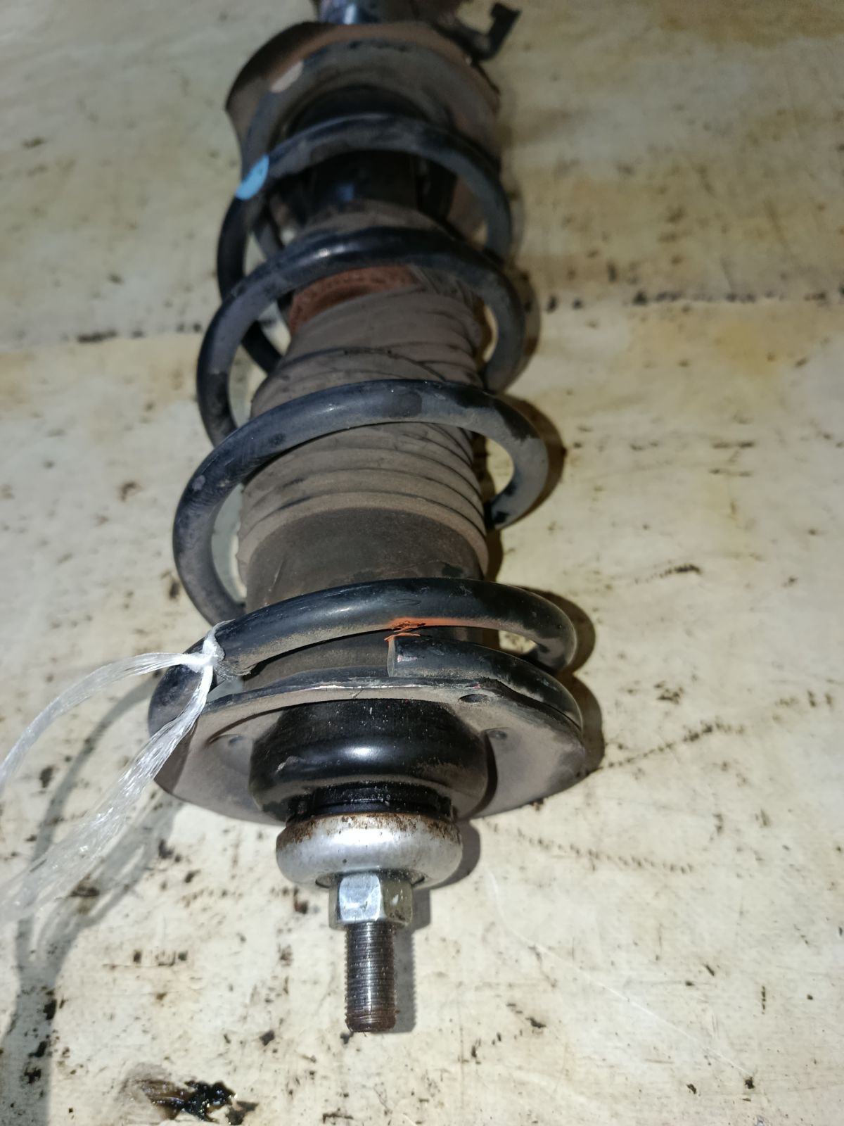 Стойка амортизатора на Nissan Note E12 HR12DDR Фото 2