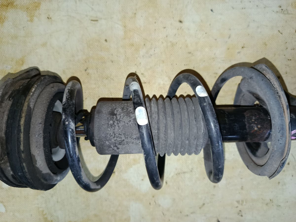 Стойка амортизатора на Nissan Note E11 HR15DE Фото 3