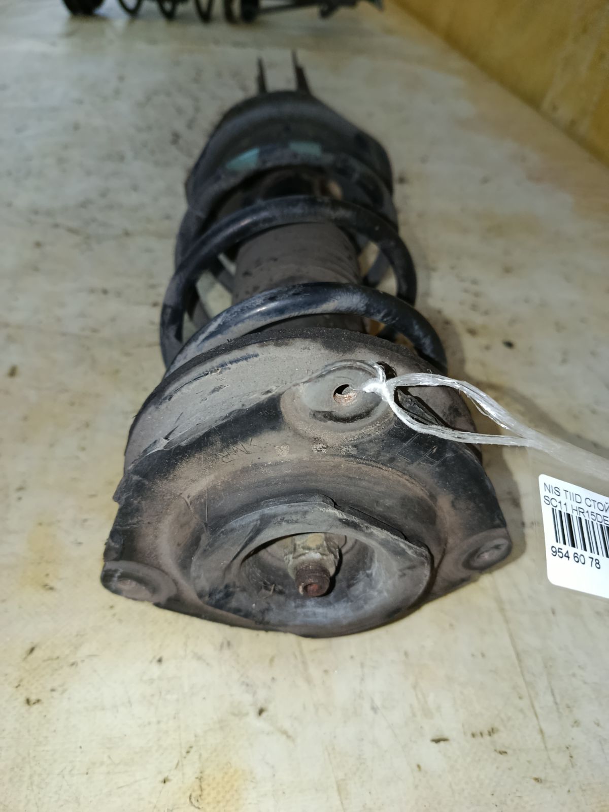 Стойка амортизатора 333391, 54303 ED025, 54303 ED50B, 54303CJ40C, 54303CJ41C, 54303ED001, 54303ED501, 54303ED50A, 54303ED525, 54303EE50B, 54303EE90A, 54303EF80A, 54303EM01A, 54303EM30C, CR-049-2726, CR-049FL-C11, E4303 EC80A, E4303 EE90A, E4303 EL00A, E4303 EM01A, E4303EM30C, SJ-049-2726, SJ-049FL-C11, ST-049-2726 на Nissan Tiida Latio SC11 HR15DE Фото 2