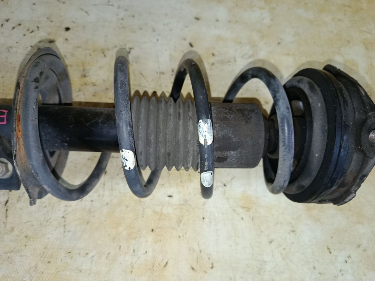 Стойка амортизатора на Nissan Note E11 HR15DE Фото 3