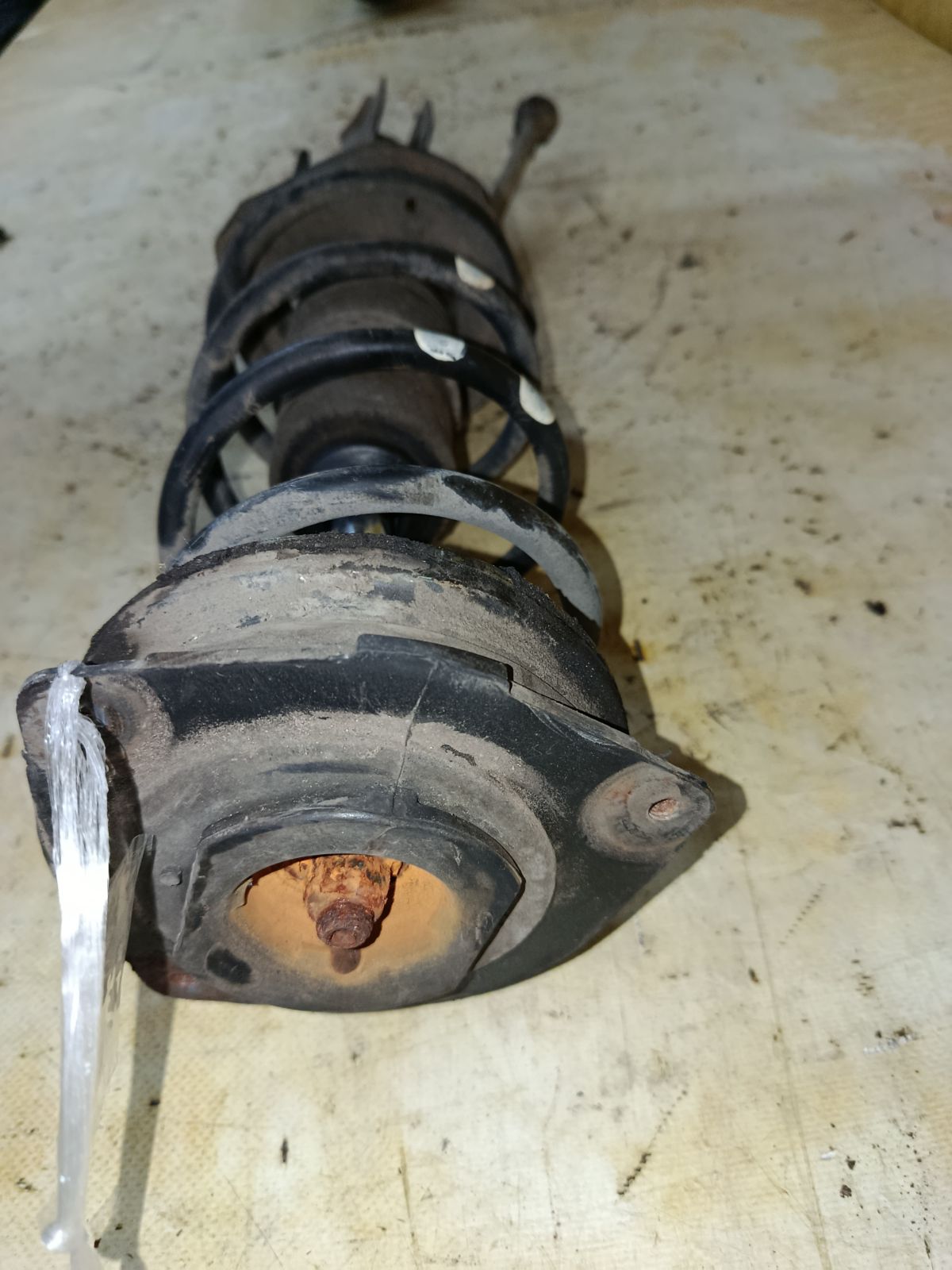 Стойка амортизатора на Nissan Note E11 HR15DE Фото 2