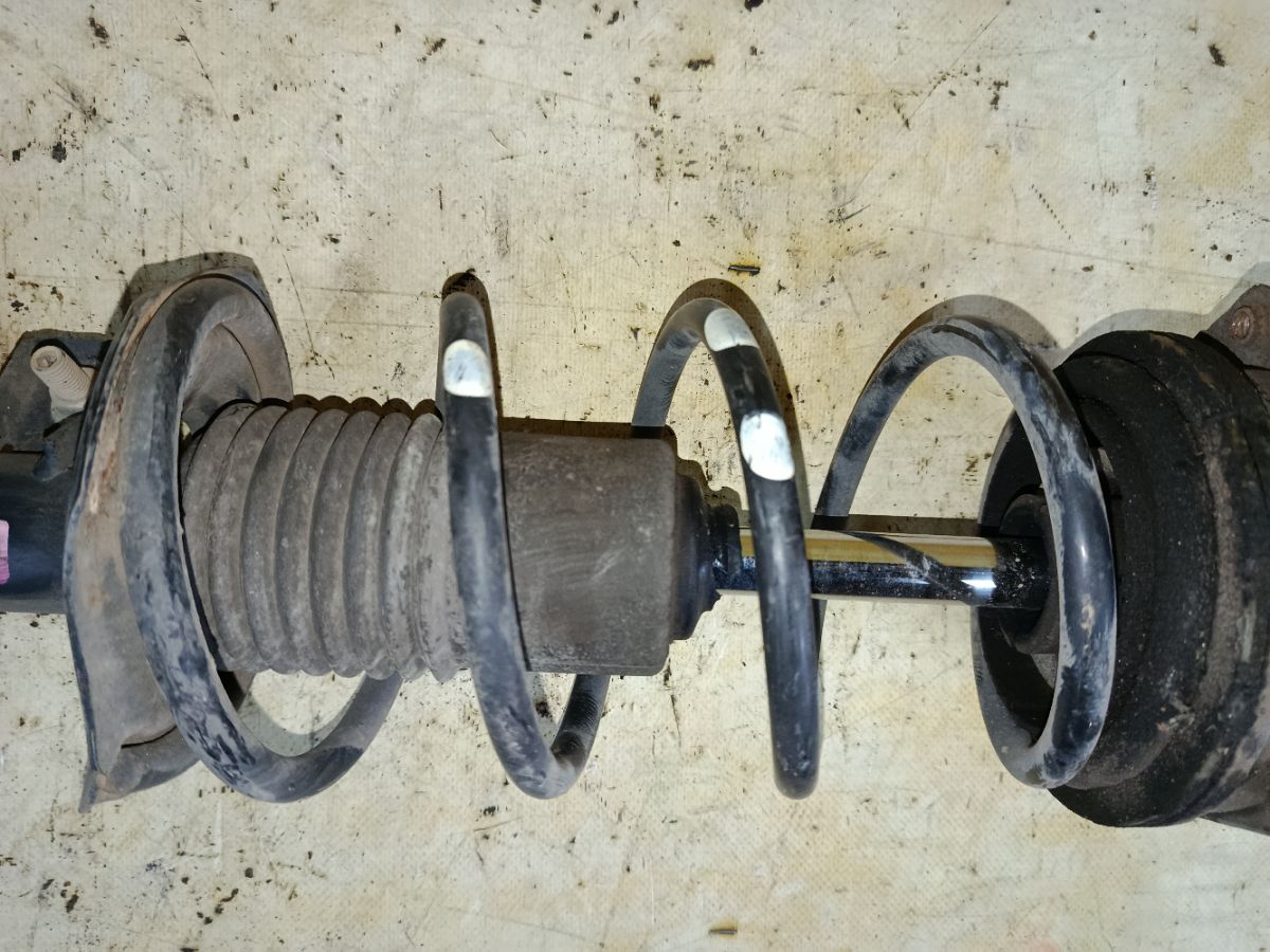 Стойка амортизатора на Nissan Note E11 HR15DE Фото 3