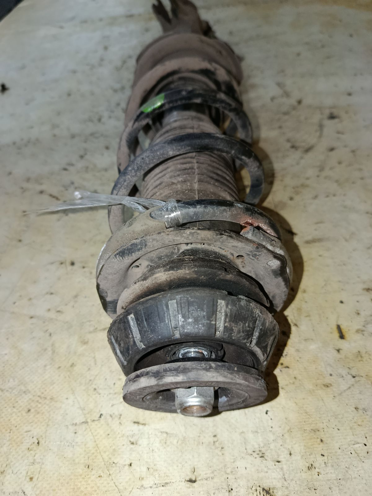 Стойка амортизатора на Nissan Note E12 HR12DDR Фото 2