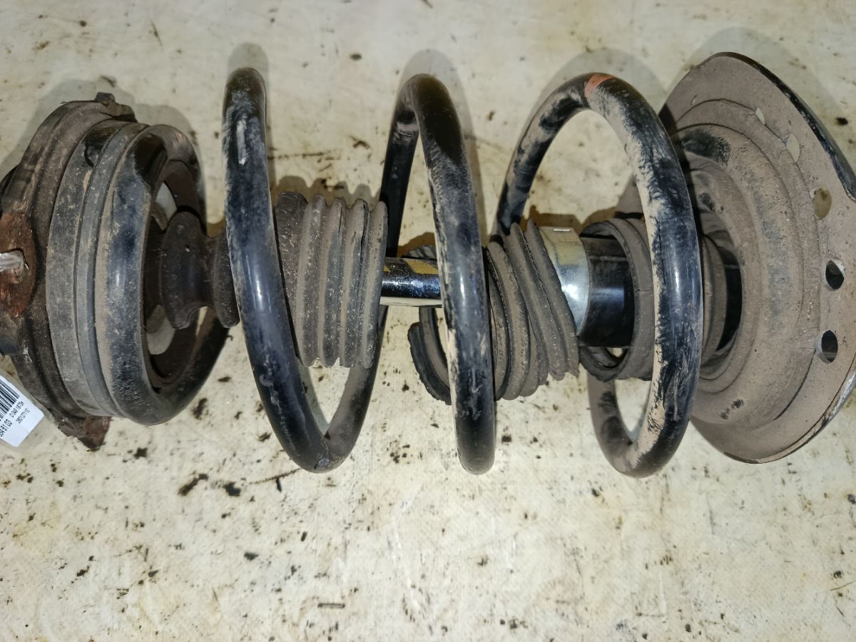 Стойка амортизатора на Nissan Leaf AZE0 EM57 Фото 3