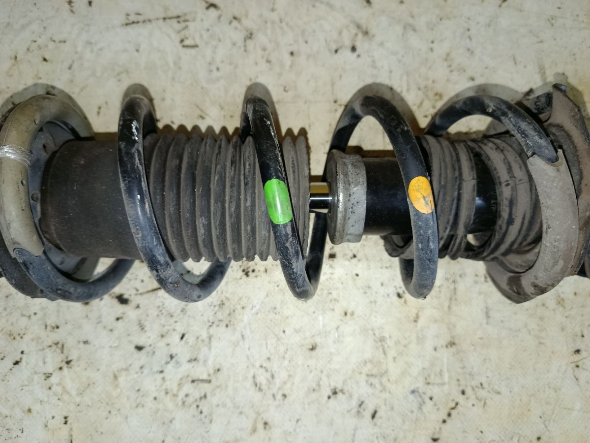 Стойка амортизатора на Nissan Note E12 HR12DDR Фото 3