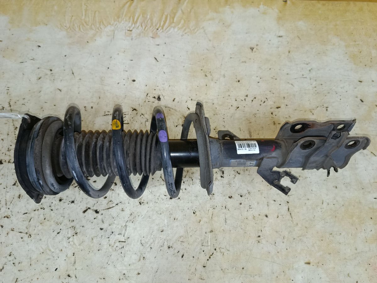 Стойка амортизатора на Nissan Serena CC25 MR20DE Фото 1