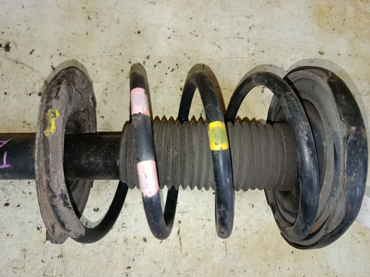 Стойка амортизатора на Nissan Serena TC24 QR20DE Фото 3