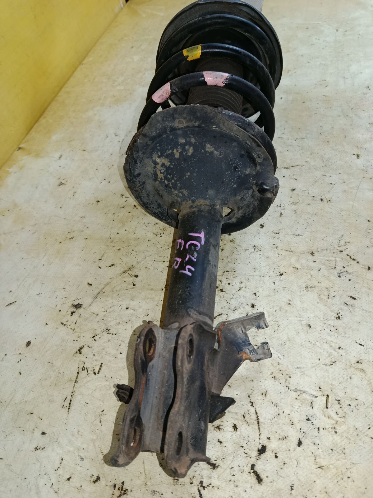 Стойка амортизатора на Nissan Serena TC24 QR20DE Фото 4