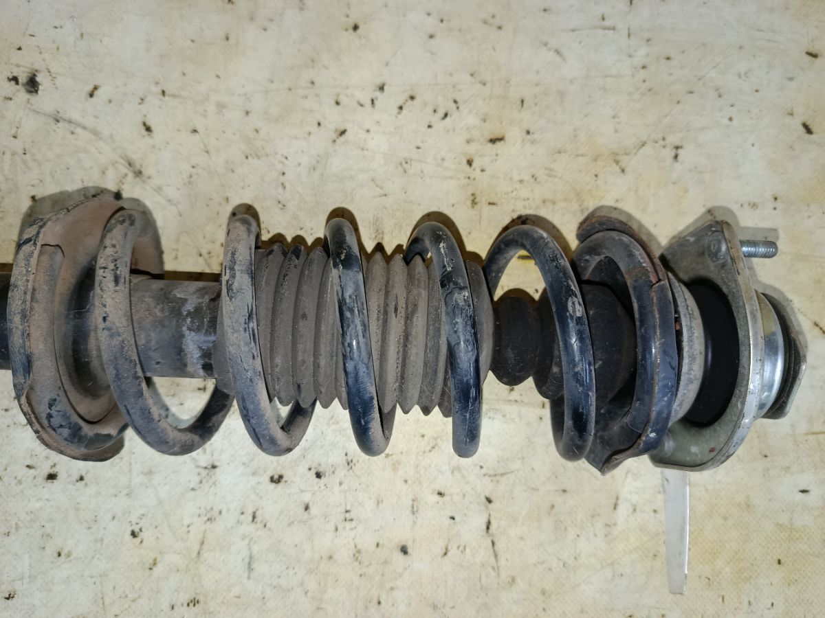 Стойка амортизатора на Daihatsu Tanto L375S KF Фото 3