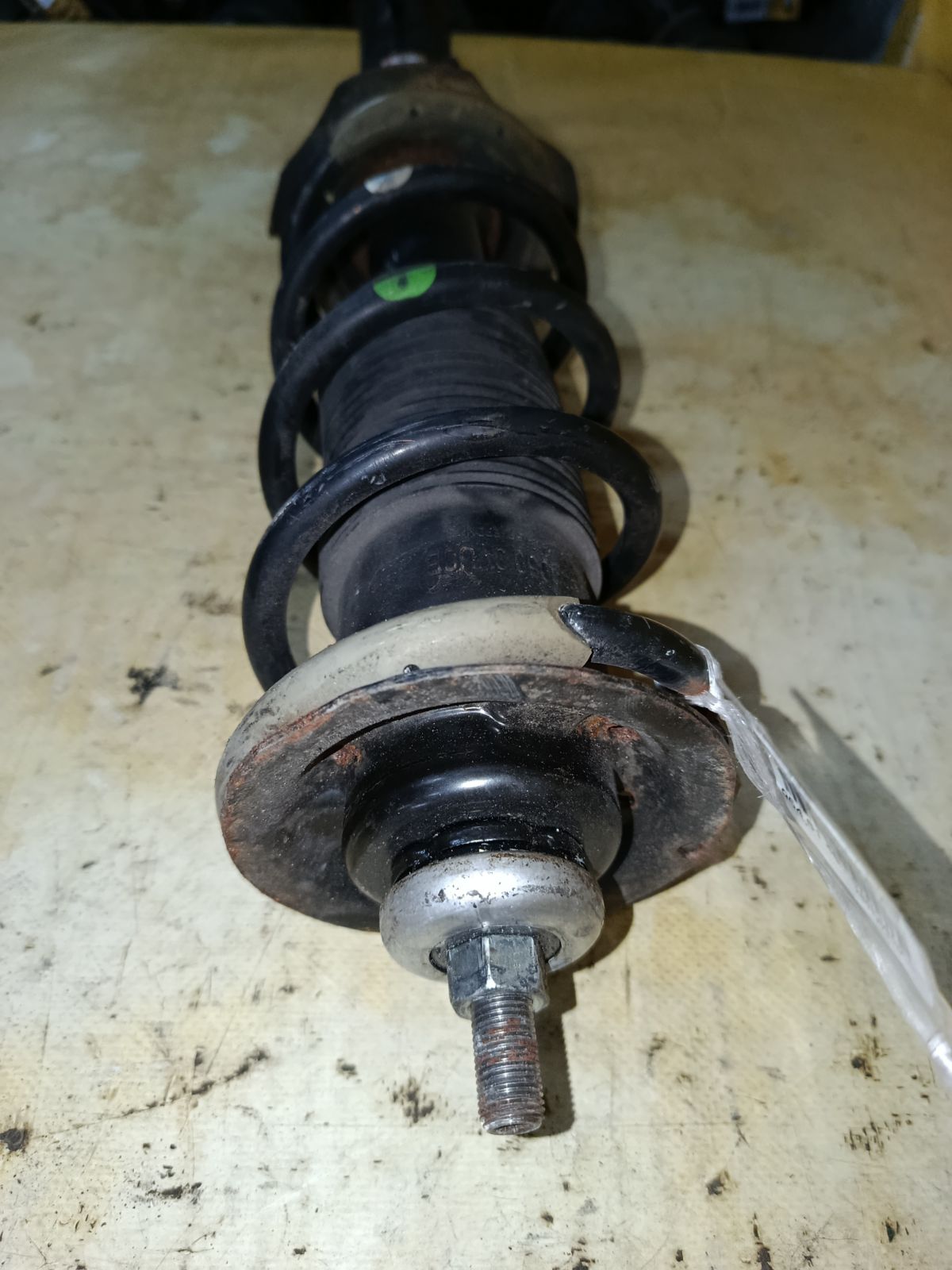 Стойка амортизатора на Nissan Note E12 HR12DDR Фото 2