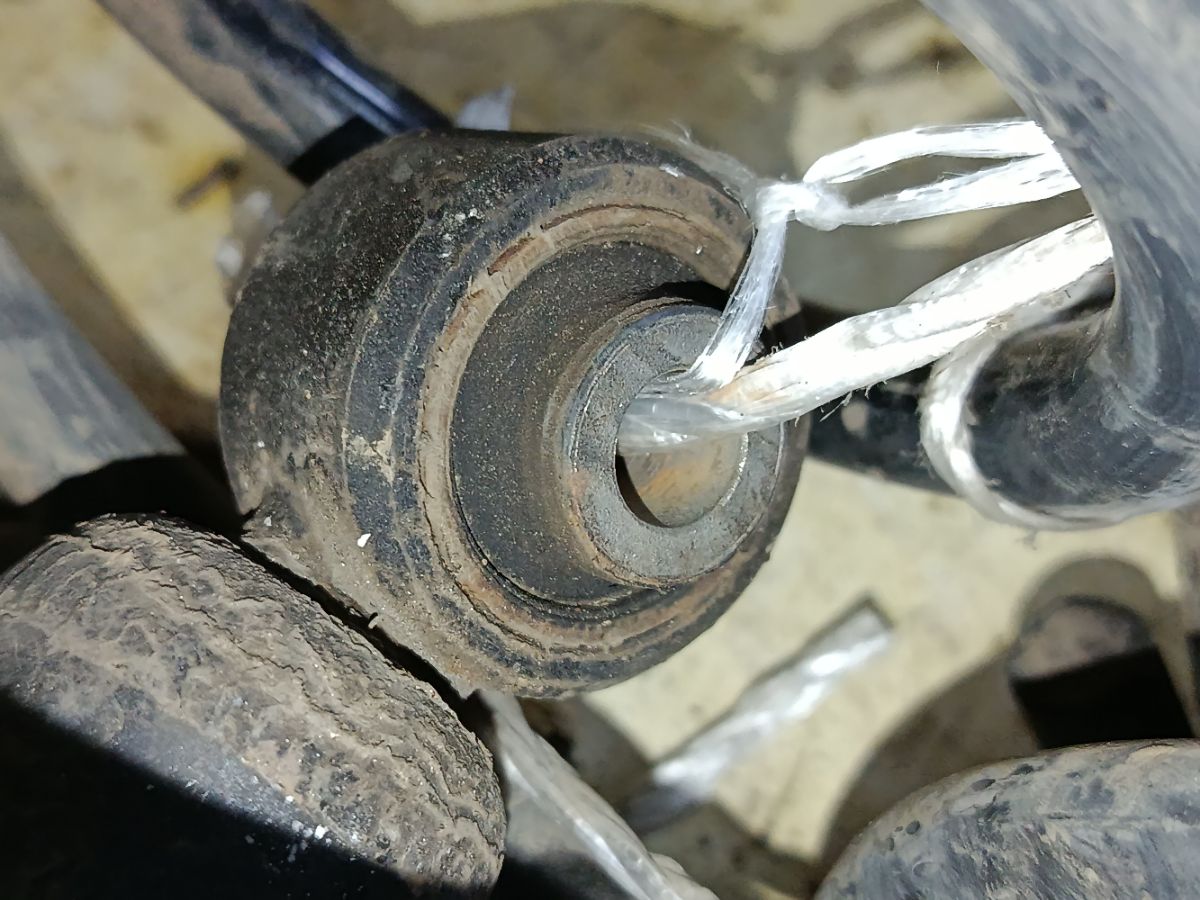 Амортизатор на Nissan Elgrand TE52 Фото 3