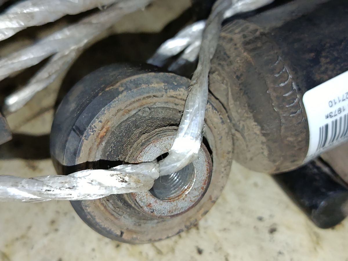 Амортизатор на Nissan Elgrand TE52 Фото 5