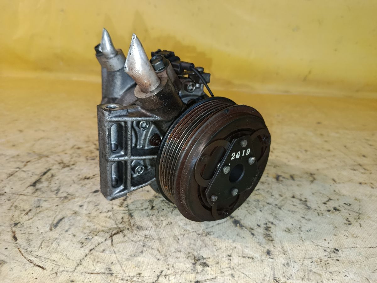 Компрессор кондиционера 92600-3VB2A на Nissan Note E12 HR12DDR Фото 1