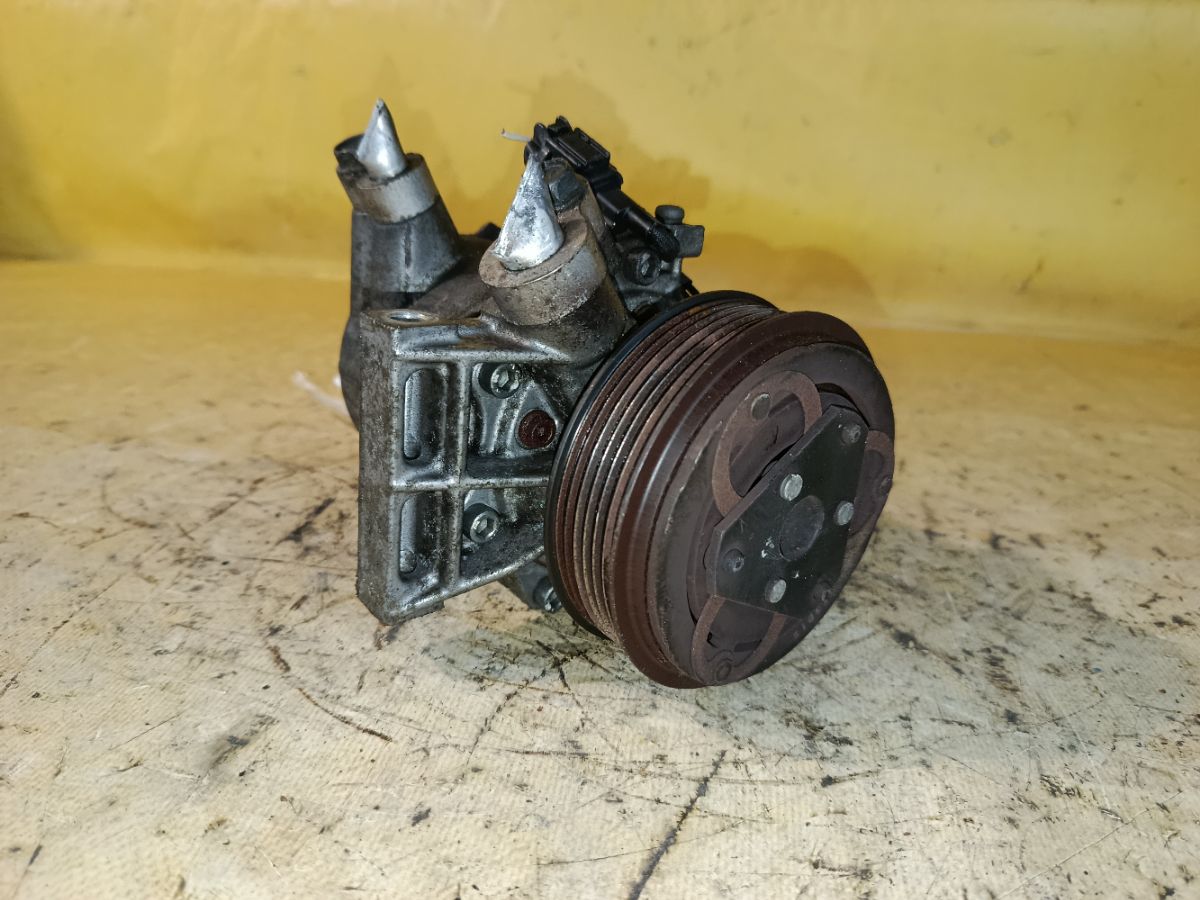 Компрессор кондиционера 92600-3VB2A на Nissan Note E12 HR12DDR Фото 1
