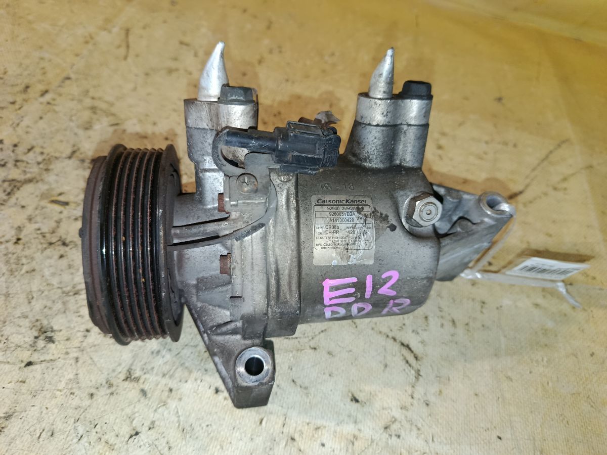 Компрессор кондиционера 92600-3VB2A на Nissan Note E12 HR12DDR Фото 2