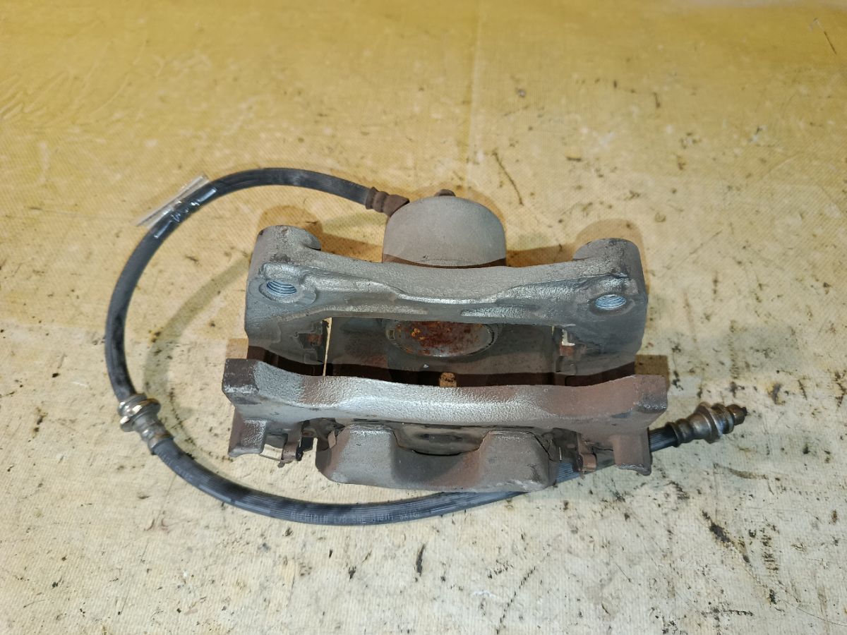 Суппорт на Nissan Leaf AZE0 EM57 Фото 1