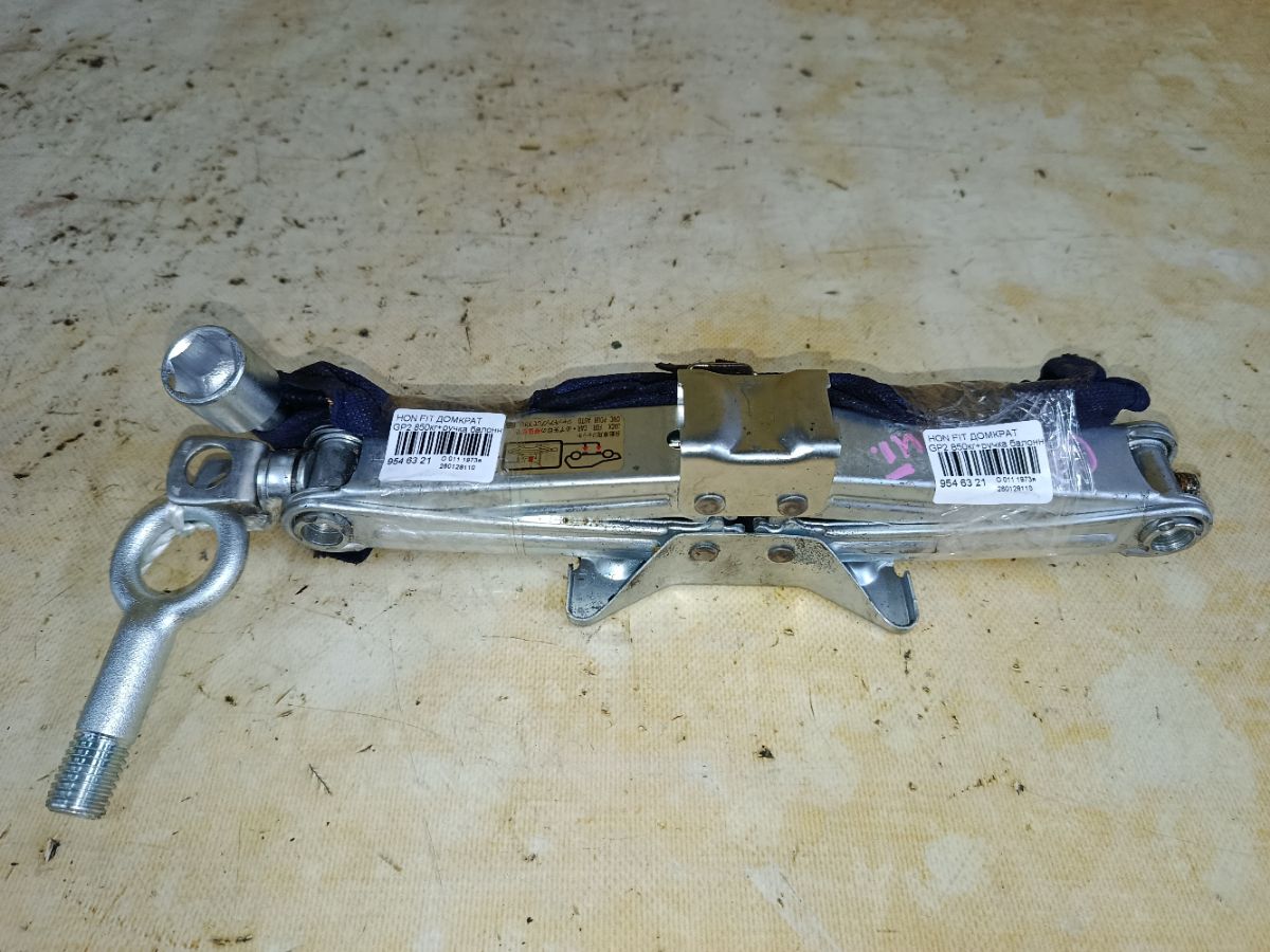 Домкрат на Honda Fit Shuttle Hybrid GP2 Фото 1