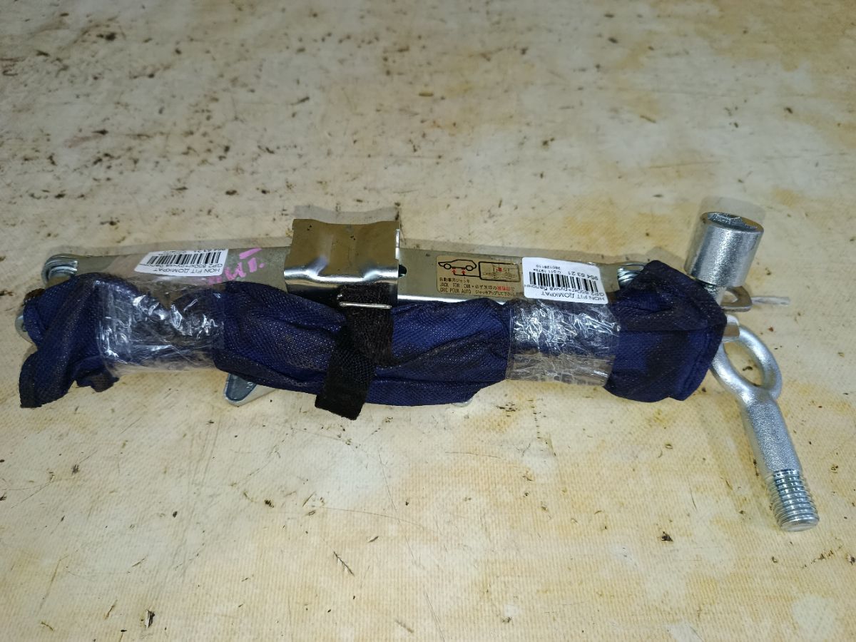 Домкрат на Honda Fit Shuttle Hybrid GP2 Фото 2